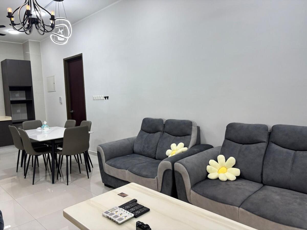 Pool View By The 6-8pax 3b3b Cozy Staycation Apartemen